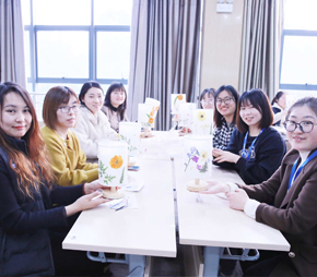 压花台灯DIY，体验了手工制作的乐趣，增添浓浓的艺术气息和温馨氛围，提升员工的归属感及幸福感。