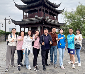 环护城河徒步，不仅锻炼了身体，放松了心情，加深了同事间的默契与感情，更是感受到了团队带来的陪伴与力量，展现了吴通人的青春和活力，同时，引导大家养成良好的运动习惯，以更加饱满的精神状态，勇毅前行，为公司高质量发展蓄势赋能。